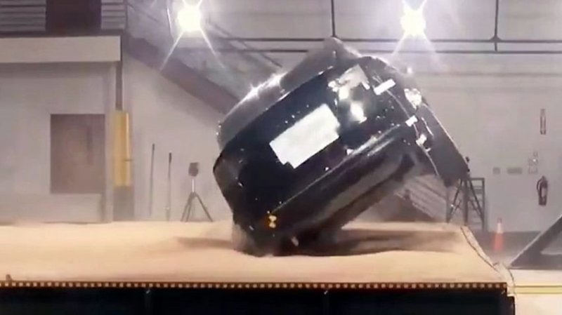 Неваляшка: Tesla Model X так и не смогли перевернуть