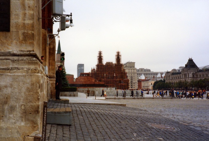 Толпы людей на Красной площади. СССР, Москва, 1985 год.