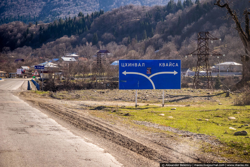 2 В Алании всего два города. Остальные населённые пункты имеют статусы посёлков городского типа или сёл. В Цхинвале живёт 20-25 тысяч человек, больше половины всей республики. В Квайсе - всего две тысячи жителей. Алания, Осетия, жизнь, фото