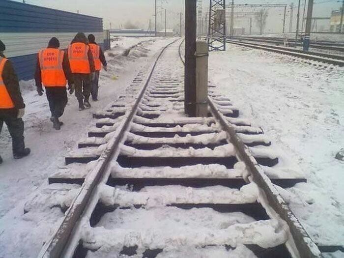 Поезд, которому здесь не место Немного промахнулись
(20 фото)
