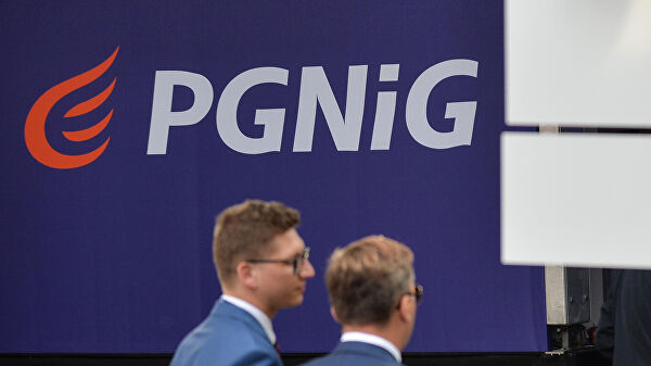 Баннер с логотипом Польской нефтяной и газовой компании PGNiG Еще обжалует. «Газпром экспорт» по суду перечислил деньги польской PGNiG
