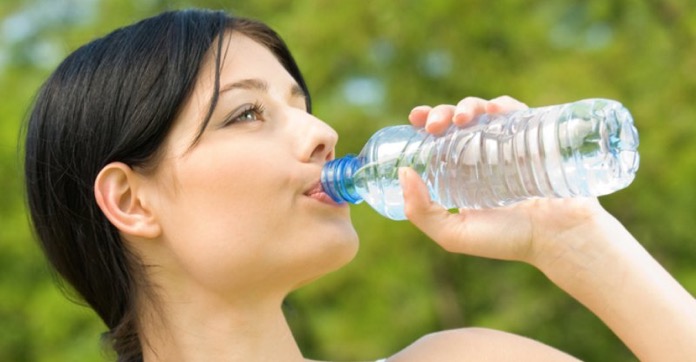 На самом деле — нет, вам не надо выпивать 8 стаканов воды в день