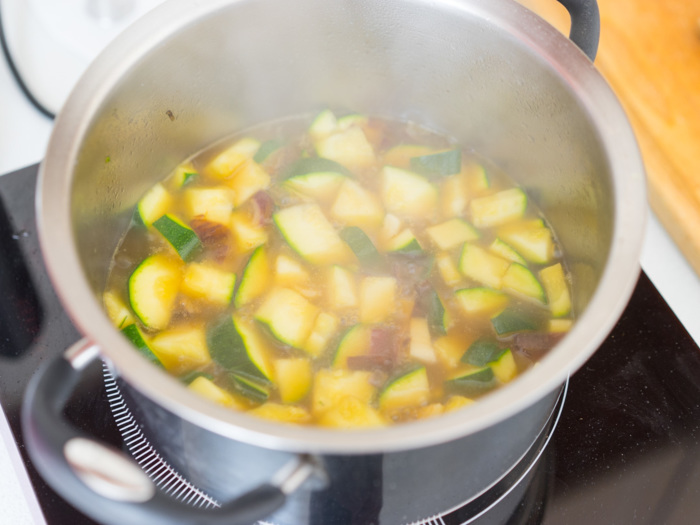 Нужно позволить ингредиентам супа готовиться медленно и равномерно. /Фото: xcook.info
