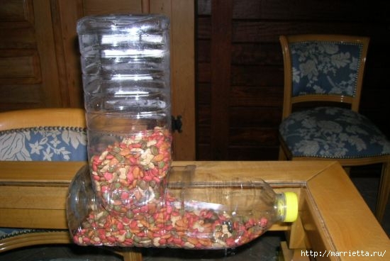 Фидер из пластиковых бутылок для кормления домашних питомцев (7) (550x368, 103Kb)