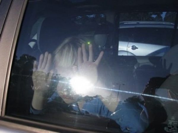 Новосибирец спас младенца из запертой на жаре машины – ему пришлось разбить стекло топором