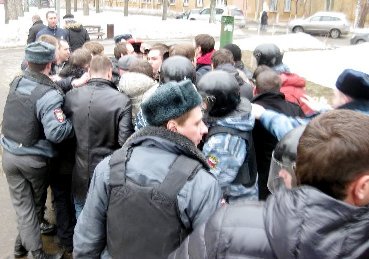 полиция пытается задержать священника полиция пытается задержать священника