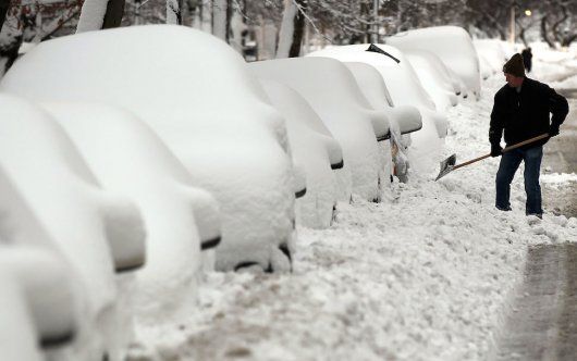 Десять вещей, которые нужно сделать если ваш автомобиль застрял в снежную бурю