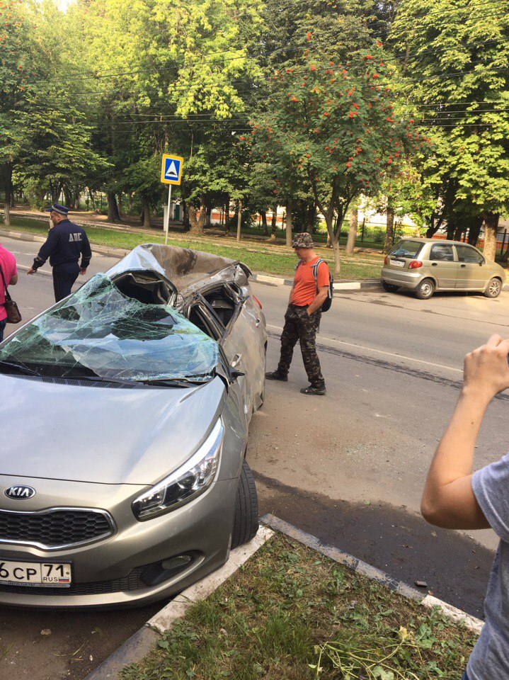 В Туле Лексус приземлился на два припаркованных автомобиля В Туле Лексус приземлился на два припаркованных автомобиля lexus, авария, авто, авто авария, видео, дтп, прикол, пьяный за рулем