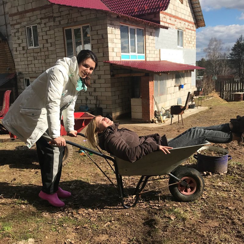 Помидорные королевы, или прекрасные дачные виды Помидорные королевы, или прекрасные дачные виды дача, дачница, девушки, деревня, колхозница, юмор