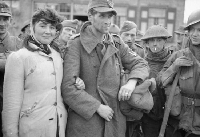 Голландка отказалась покидать своего мужа, немецкого солдата, после того, как его взяли в плен. Голландка отказалась покидать своего мужа, немецкого солдата, после того, как его взяли в плен.