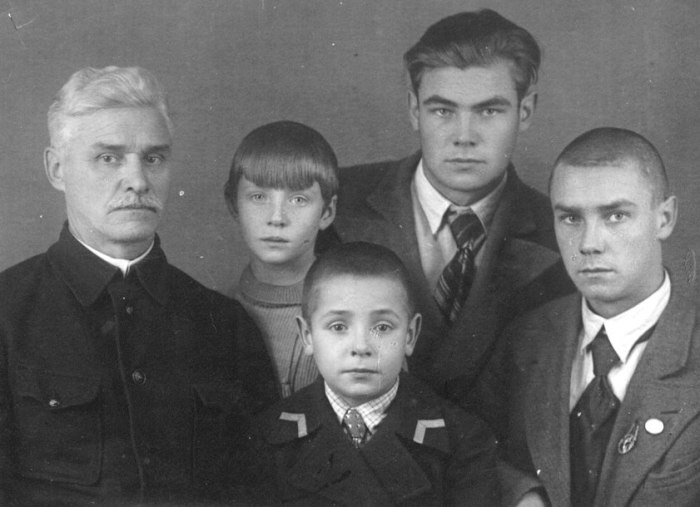 Дмитрий Иванович, Вячеслав, Руфина, Александр и Борис Питаде. / Фото: www.vk.com/rufina_nifontova Дмитрий Иванович, Вячеслав, Руфина, Александр и Борис Питаде. / Фото: www.vk.com/rufina_nifontova