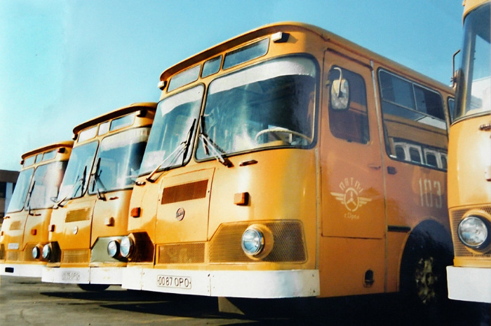 Почему в СССР городские автобусы красили в «охру» 