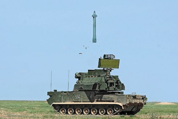 ЗРК "Тор" ведет огонь.