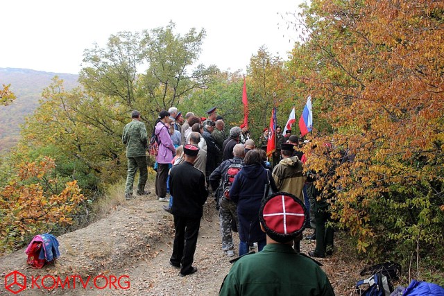 У памятника партизанам на Старой земской дороге над Османовым яром