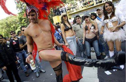 Умирали на майдане для того чтобы, внимание!

25 мая в Киеве пройдет гей-парад

25 мая в Киеве состоится гей-парад под названием Марш равенства, на котором хотят потребовать обеспечения равные права и возможностей для украинцев, принадлежащих к ЛГБТ-сообществам (лесбиянок, геев, бисексуалов и трансгендеров)

По словам организаторов, в отличие от многих европейских гей-парадов, которые проходят преимущественно в развлекательно-карнавальном стиле, Марш равенства является прежде правозащитным мероприятием с требованием обеспечить право на самовыражение и мирные собрания для всех членов общества, сообщает BBC.
Поддержку мероприятию оказывают ведущие международные правозащитные организации, в частности Amnesty International и Freedom House. Мониторинг возможных нарушений прав человека во время мероприятия будет осуществлять организацией Human Rights Watch.