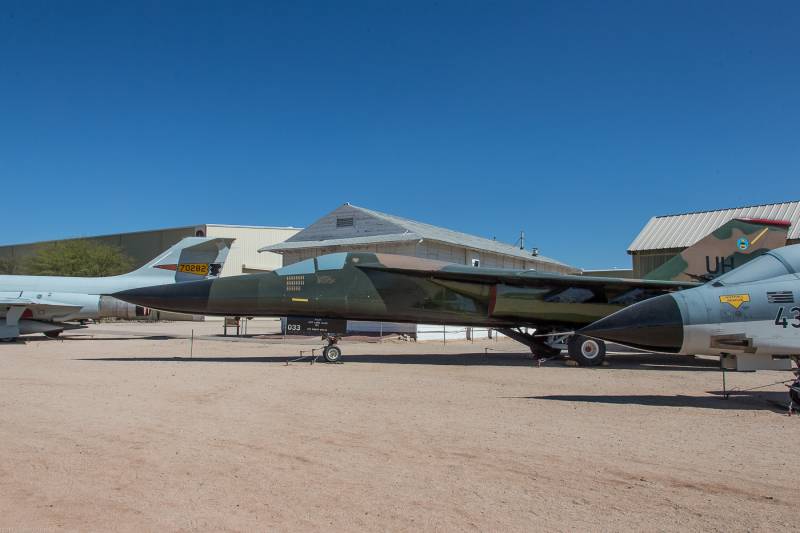 Тактический бомбардировщик General Dynamics F-111 Aardvark Тактический бомбардировщик General Dynamics F-111 Aardvark