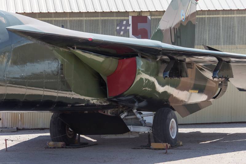 Тактический бомбардировщик General Dynamics F-111 Aardvark Тактический бомбардировщик General Dynamics F-111 Aardvark