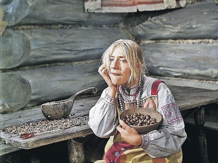 Инна Чурикова в роли Марфуши в фильме *Морозко*, 1964 | Фото: kp.ru Инна Чурикова в роли Марфуши в фильме *Морозко*, 1964 | Фото: kp.ru