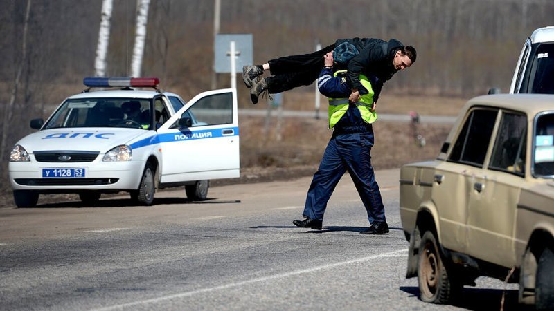 Полиция в России на нарушителями не церемонится Полиция в России на нарушителями не церемонится прикол, только в россии, умом россию не понять, юмор