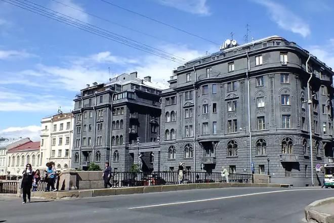 Как выглядит квартира Сергея Шнурова в старинном доме в Санкт-Петербурге