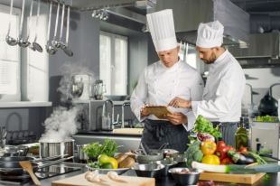 Стейк в блендер, утка в огне. Шефы крупных ресторанов — о курьезах на кухне