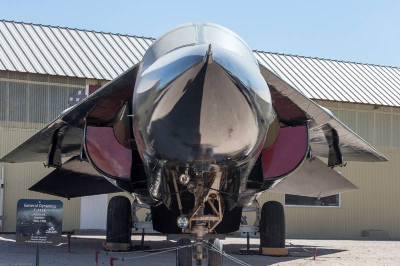 Тактический бомбардировщик General Dynamics F-111 Aardvark Тактический бомбардировщик General Dynamics F-111 Aardvark
