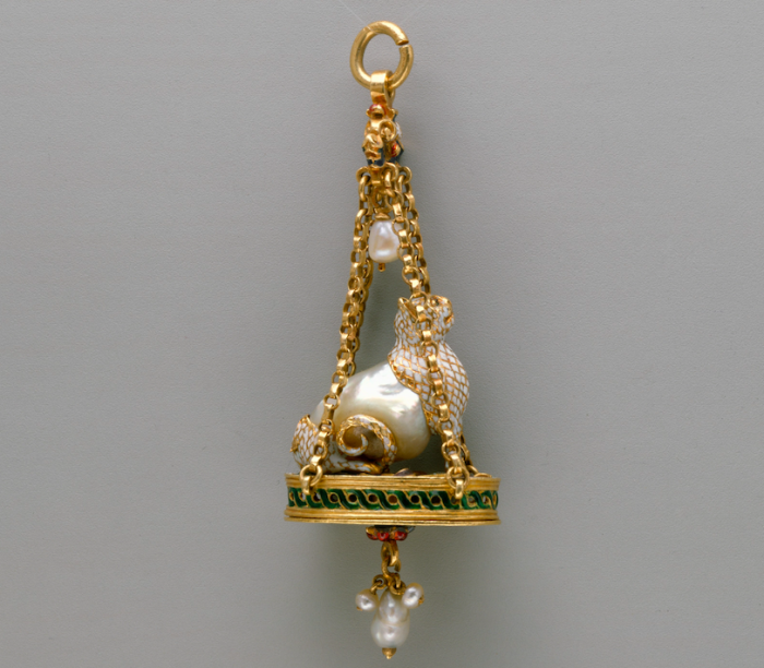 Кулон в виде сидящей кошки, конец XVI - начало VII вв. / Фото:The Met Кулон в виде сидящей кошки, конец XVI - начало VII вв. / Фото:The Met