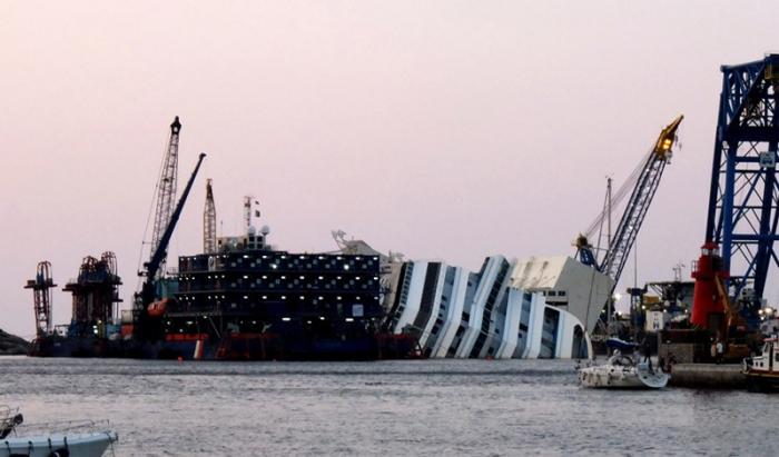 Costa Concordia Трагическое крушение Costa Concordia у берегов Тосканы в очередной раз продемонстрировало, как мелок человек по сравнению с водной стихией. Самая известная катастрофа лайнера со времен «Титаника» завладела умами тысяч людей. Туристы стекаются в Тоскану только для того, чтобы получить эксклюзивные снимки. Местные жители, в погоне за наживой, предлагали приезжим прокатиться на лодке до остатков корабля — за особую цену.