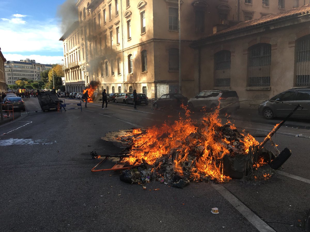 Протесты школьников и студентов в Марселе Протесты школьников и студентов в Марселе