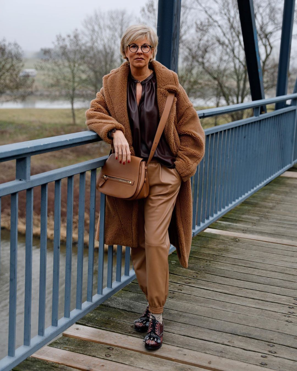 Как носить кожаные вещи женщине 50+, чтобы выглядеть стильно, а не вульгарно