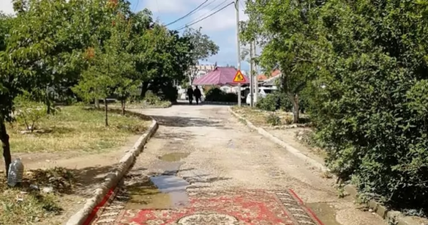 «Севавтодору» позор! В Севастополе ковёр закатали в асфальт