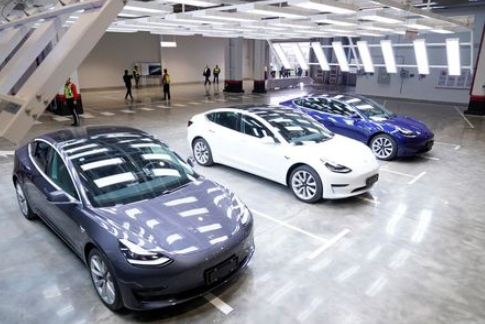 Автомобили Tesla Model 3 на заводе в Шанхае, Китай, 7 января 2020 года. REUTERS/Aly Song Автомобили Tesla Model 3 на заводе в Шанхае, Китай, 7 января 2020 года. REUTERS/Aly Song
