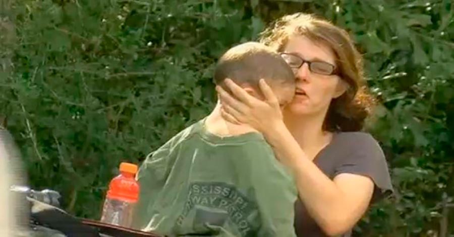 Из дома ушел 2-летний малыш и не вернулся. Когда полиция вела поиски в лесу, то нашла следы от лап... Из дома ушел 2-летний малыш и не вернулся. Когда полиция вела поиски в лесу, то нашла следы от лап...
