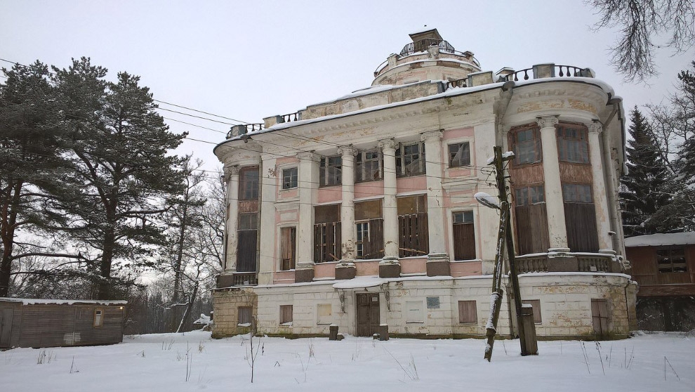 8 завораживающих фото заброшенных усадеб России