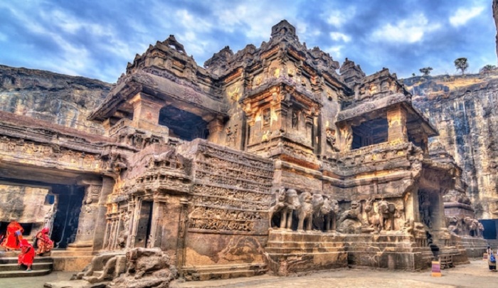 Храм Кайласанатха входит в комплекс «Пещер Эллора» и является объектом Всемирного наследия ЮНЕСКО (Kailasanatha, Индия). | Фото: mymodernmet.com.