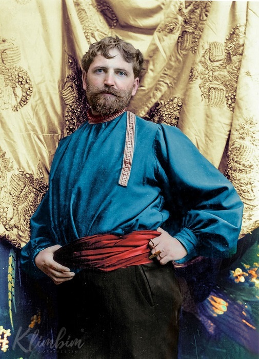 Альфонс Муха в русской рубашке в парижской студии, 1899 год 