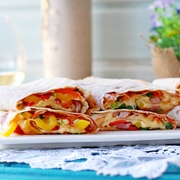 Кесадилья с беконом и овощами