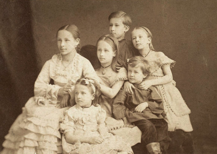 Дети Александра Александровича, 1874 год. /Фото: img-fotki.yandex.ru Чем вошёл в историю старший сын Пушкина: Генерал русской армии, отец 13 детей, попечитель и др