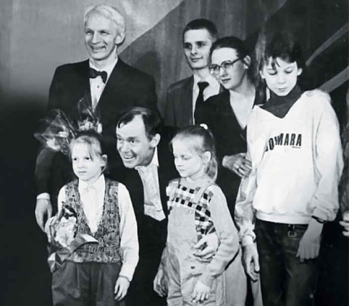 Владимир Носик с женой Еленой Зиничевой, детьми Дашей, Катей, Тимофеем (крайний справа), племянником Александром и братом Валерием. / Фото: www.goodhouse.ru Владимир Носик и Елена Зиничева: 40 лет семейного счастья, которое не смогла разрушить даже горькая потеря
