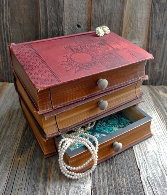 Что ещё можно сотворить с книгами? Что ещё можно сотворить с книгами?