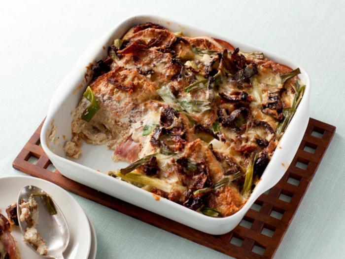 Запеканка с ветчиной и цикорием. \ Фото: foodnetwork.com. 5 несладких запеканок, которые одобрят даже истинные гурманы