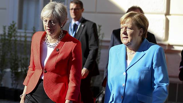 Политолог объяснил, почему Меркель отказалась жать руку Мэй