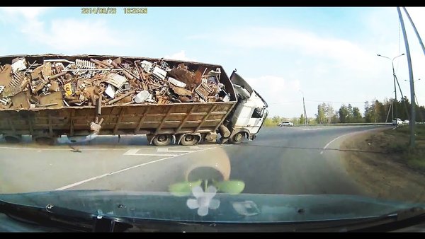Любая загруженная машина требует внимания при управлении, а перегруженная особого. Фото: youtube.com