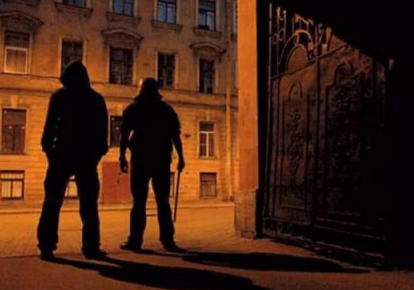 Воры проникли в квартиру и увидели маленькую девочку. Этот день они запомнили надолго…