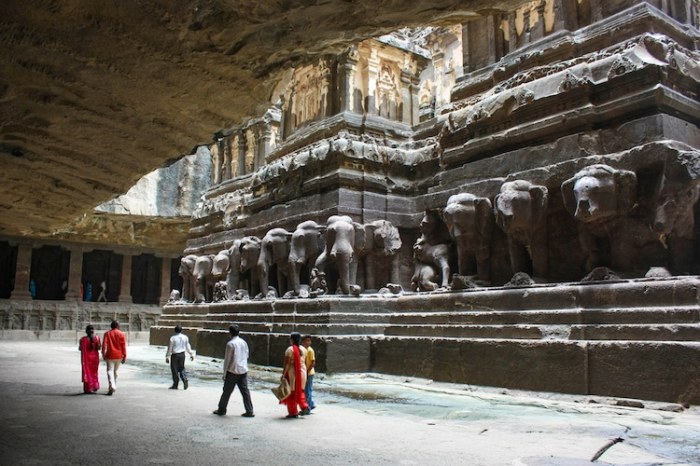Основная башня храма стоит на монументальных каменных скульптурах слонов и львов, которые были вырезаны в последнюю очередь (Kailasanatha, Индия). | Фото: skurlatov.livejournal.com.
