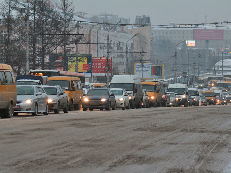 Очередной снегопад в Омске в ночь вызвал километровые заторы Бортовой журнал автомобилиста