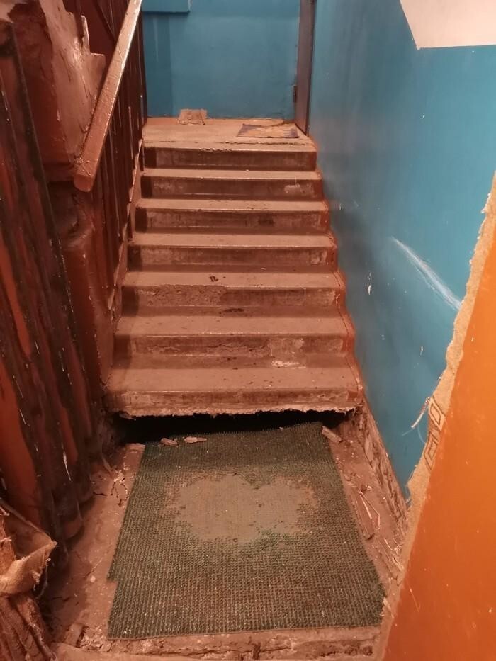 И, пожалуйста, будьте осторожны! Что творится в наших подъездах
(15 фото)