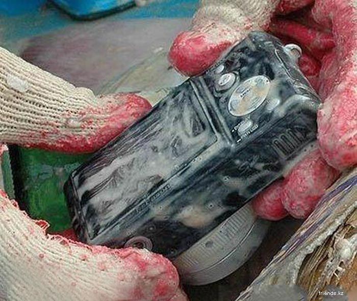 На Алтае туристы вытащили фотоаппарат из воды На Алтае туристы вытащили фотоаппарат из воды прикол, рыбалка, смешно