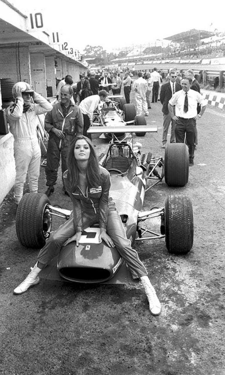 4. Девушка команды Ferrari во время Гран-при в Великобритании, 1968 4. Девушка команды Ferrari во время Гран-при в Великобритании, 1968 женщины из прошлого, история, фото