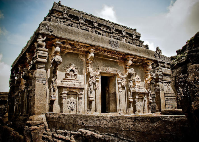 Святилище, высеченное из монолитной скалы и украшенное резьбой, занимает площадь 1980 м&#178; (Kailasanatha, Индия). | Фото: weekend.rambler.ru.